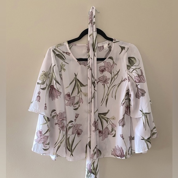 White Bell Sleeve Top with Floral Design in Size S: Perfect for Any Occasion! - Picture 3 of 3
